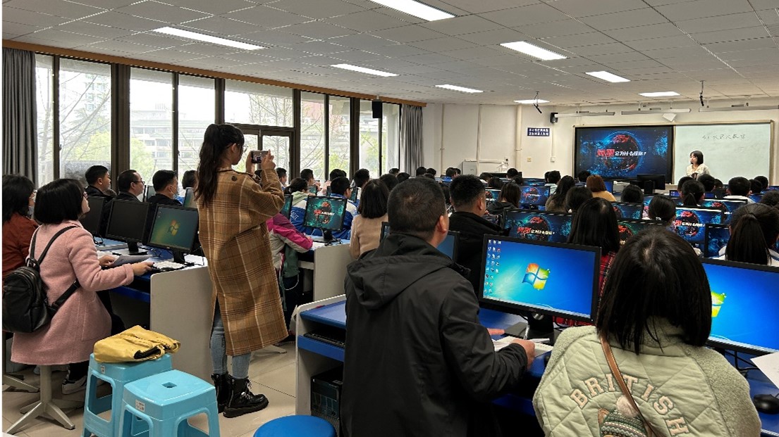 探课改前沿·砺数字良师 成都中小学信息技术骨干教师团队赴石室中学开展教学交流